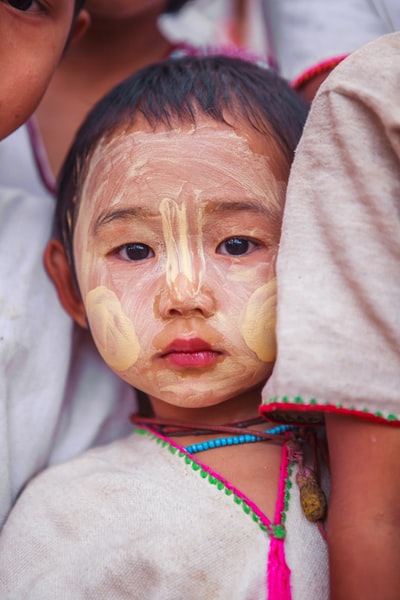 孩子与米色脸部涂料
